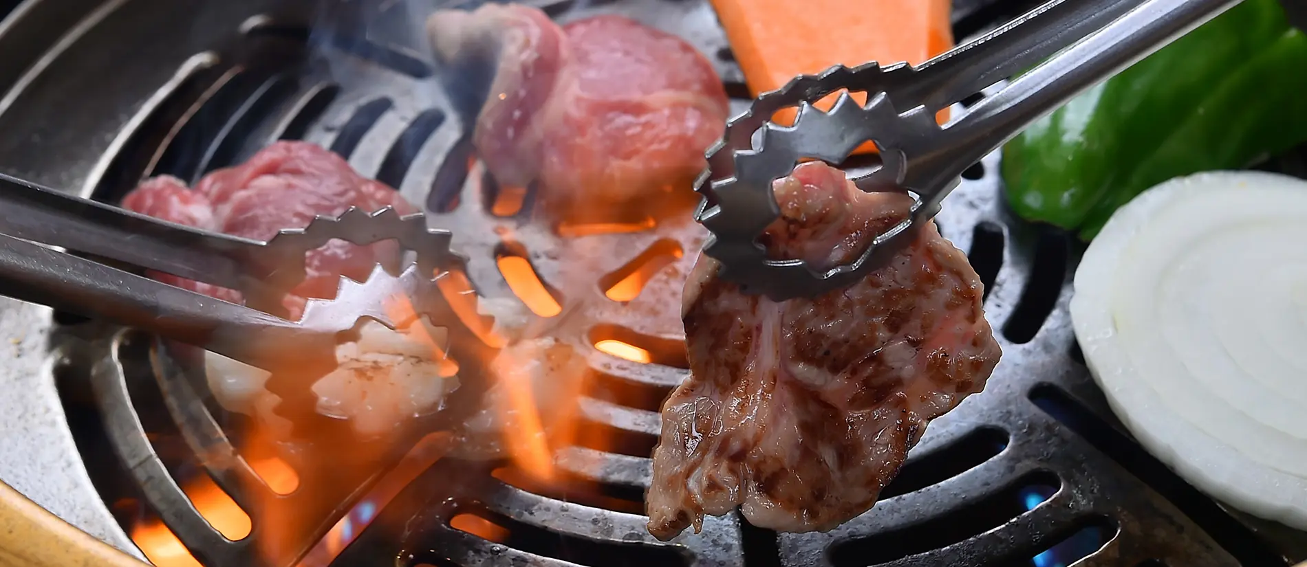 焼き網で焼き上げるジンギスカン